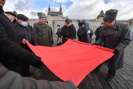 Москва. Во время  церемонии возложения венков и цветов к месту захоронения Иосифа Виссарионовича Сталина у Кремлевской стены.