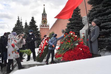 Москва.  На церемонии возложения венков и цветов к месту захоронения Иосифа Виссарионовича Сталина у Кремлевской стены.