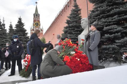 Москва.  На церемонии возложения венков и цветов к месту захоронения Иосифа Виссарионовича Сталина у Кремлевской стены.