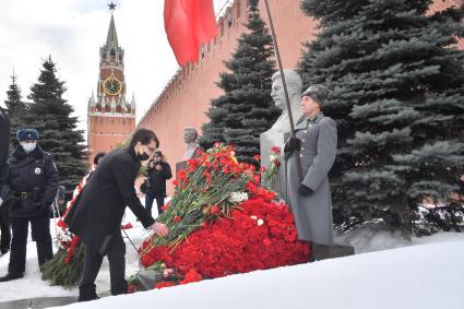 Москва.  На церемонии возложения венков и цветов к месту захоронения Иосифа Виссарионовича Сталина у Кремлевской стены.