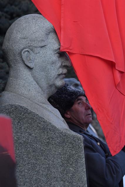 Москва.  На церемонии возложения венков и цветов к месту захоронения Иосифа Виссарионовича Сталина у Кремлевской стены.