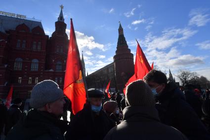 Москва. Перед началом церемонии возложения венков и цветов к месту захоронения Иосифа Виссарионовича Сталина у Кремлевской стены.