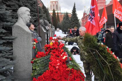 Москва.  На церемонии возложения венков и цветов к месту захоронения Иосифа Виссарионовича Сталина у Кремлевской стены.