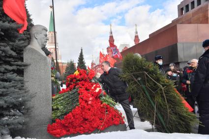 Москва.  На церемонии возложения венков и цветов к месту захоронения Иосифа Виссарионовича Сталина у Кремлевской стены.