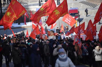 Москва. Участники церемонии возложения венков и цветов к месту захоронения Иосифа Виссарионовича Сталина у Кремлевской стены.