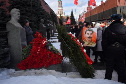 Москва.  На церемонии возложения венков и цветов к месту захоронения Иосифа Виссарионовича Сталина у Кремлевской стены.