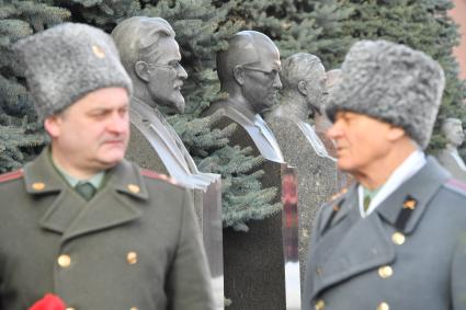 Москва.  Во время церемонии возложения венков и цветов к месту захоронения Иосифа Виссарионовича Сталина у Кремлевской стены.