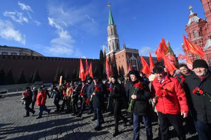 Москва.  Во время церемонии возложения венков и цветов к месту захоронения Иосифа Виссарионовича Сталина у Кремлевской стены.