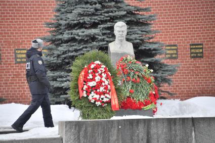 Москва.  На церемонии возложения венков и цветов к месту захоронения Иосифа Виссарионовича Сталина у Кремлевской стены.