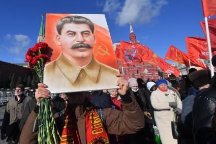 Москва. Во время  церемонии возложения венков и цветов к месту захоронения Иосифа Виссарионовича Сталина у Кремлевской стены.