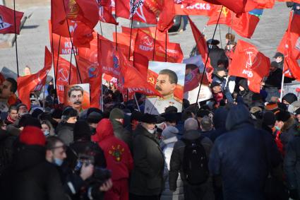 Москва. Участники церемонии возложения венков и цветов к месту захоронения Иосифа Виссарионовича Сталина у Кремлевской стены.