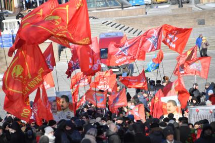 Москва. Участники церемонии возложения венков и цветов к месту захоронения Иосифа Виссарионовича Сталина у Кремлевской стены.