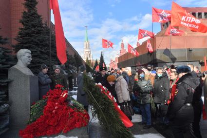 Москва. Во время  церемонии возложения венков и цветов к месту захоронения Иосифа Виссарионовича Сталина у Кремлевской стены.