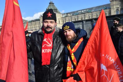 Москва.   Член бюро Бауманского РК КПРФ Руслан Кучков (слева) на  церемонии возложения венков и цветов к месту захоронения Иосифа Виссарионовича Сталина у Кремлевской стены.