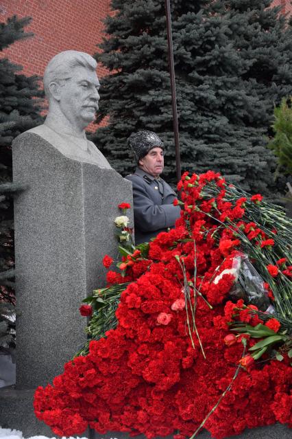 Москва.  На церемонии возложения венков и цветов к месту захоронения Иосифа Виссарионовича Сталина у Кремлевской стены.