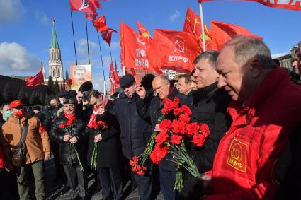 Москва.  Лидер КПРФ Геннадий Зюганов ( вцентре) во время церемонии возложения венков и цветов к месту захоронения Иосифа Виссарионовича Сталина у Кремлевской стены.