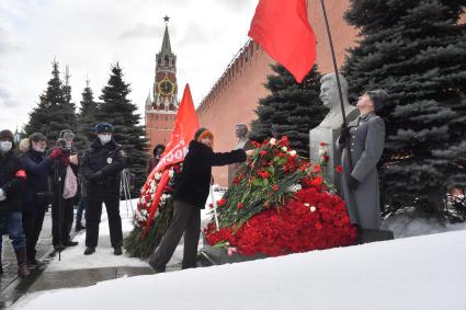 Москва.  На церемонии возложения венков и цветов к месту захоронения Иосифа Виссарионовича Сталина у Кремлевской стены.