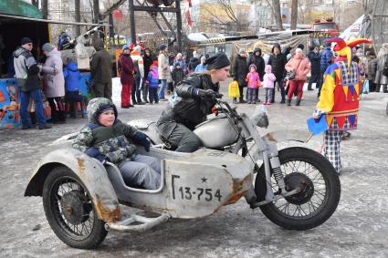 Московская область, Сетунь.  Дети в Парке Киноприключений мастера Панина.