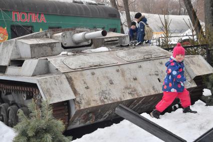 Московская область, Сетунь.  Дети в Парке Киноприключений мастера Панина.