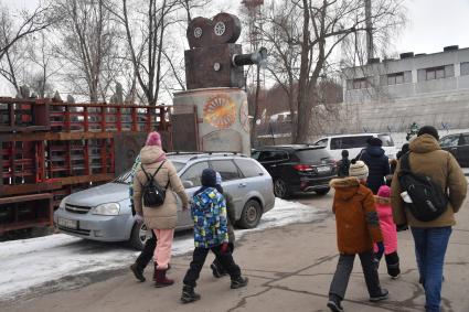 Московская область, Сетунь.  Посетители  в Парке Киноприключений мастера Панина.