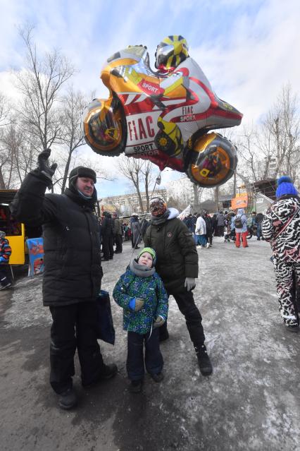 Московская область, Сетунь.  Посетители на  шоу  `Каскадерская масленица`в Парке Киноприключений мастера Панина.