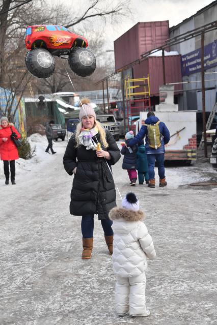 Московская область, Сетунь.  Посетители на  шоу  `Каскадерская масленица`в Парке Киноприключений мастера Панина.