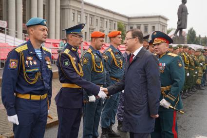 Самара. Губернатор Самарской области Дмитрий Азаров (второй справа) приветствует военнослужащих МЧС РФ во время военного парада в ознаменование 75-летия Победы в Великой Отечественной войне 1941-1945 годов.