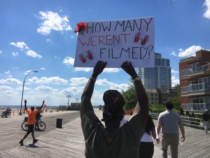 США. Нью-Йорк. Протесты под слоганом Black lives matter (Жизни черных имеют значение) продолжаются в США уже несколько недель после убийства при задержании афроамериканца Джорджа Флойда в Миннеаполисе.