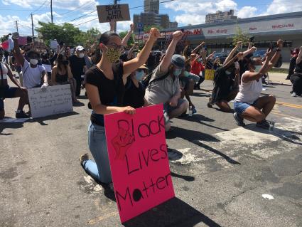 США. Нью-Йорк. Протесты под слоганом Black lives matter (Жизни черных имеют значение) продолжаются в США уже несколько недель после убийства при задержании афроамериканца Джорджа Флойда в Миннеаполисе.