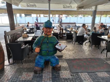Прага. Скульптура солдата Швейка у входа в ресторан.