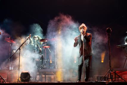 Самара. Группа `Би-2` и её участник Лёва Би-2 во время международного фестиваля `Рок над Волгой`, проходящего на барже в формате онлайн-трансляции.