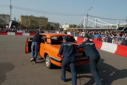 Москва. Учения сотрудников пожарно-спасательной службы  в рамках Московского мотофестиваля в Парке Горького.