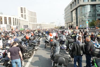 Москва. Участники традиционного осеннего мотопробега по Садовому кольцу, проходящего в рамках Московского мотофестиваля.