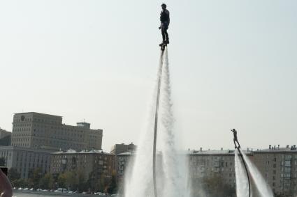 Москва. Показательные выступления FlyBoard в рамках Московского мотофестиваля.