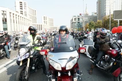 Москва.   Участники традиционного осеннего мотопробега по Садовому кольцу, проходящего в рамках Московского мотофестиваля.