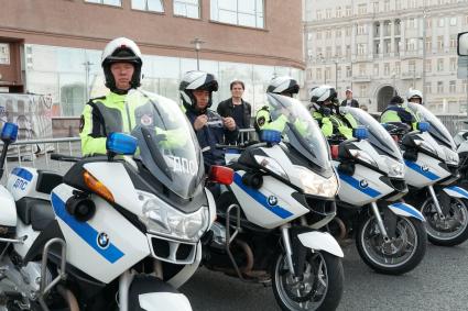 Москва.  Сотрудники ДПС во время осеннего мотофестиваля во время мотопробега.