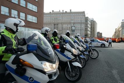 Москва.  Сотрудники ДПС во время осеннего мотофестиваля во время мотопробега.