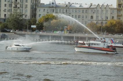 Москва. Учения МЧС  в рамках Московского мотофестиваля в Парке Горького.