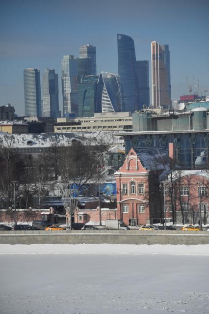 Москва.  Вид на Пречистенскую набережную с Крымского моста.