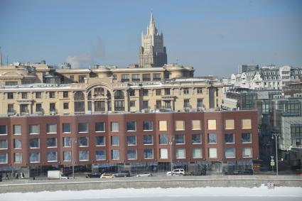 Москва.  Вид на Пречистенскую набережную с Крымского моста.