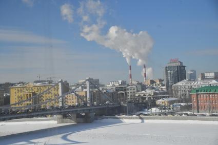 Москва.  Вид на Пречистенскую набережную  и Крымский мост.