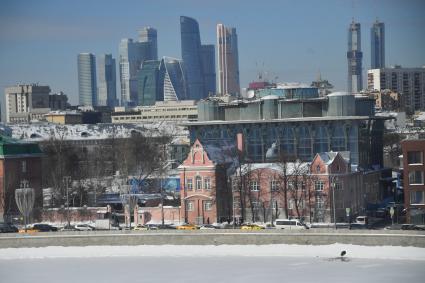 Москва.  Вид на Пречистенскую набережную с Крымского моста.