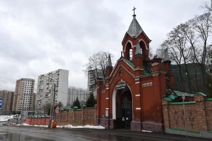 Москва. Вид на ворота  Введенского кладбища.