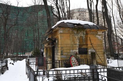 Москва. Разваливающаяся часовня  на Введенском кладбище.