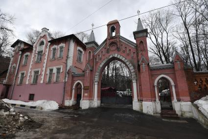 Москва. Вид на ворота  Введенского кладбища.