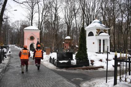 Москва.  Сотрудники коммунальных служб на Введенском кладбище.