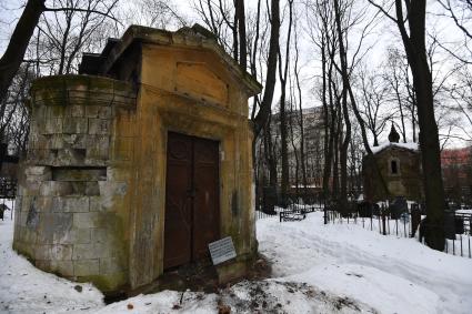 Москва. Разваливающаяся часовня  на Введенском кладбище.