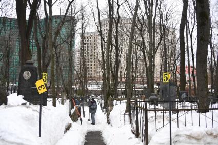 Москва.  Сотрудники коммунальных служб на Введенском кладбище.