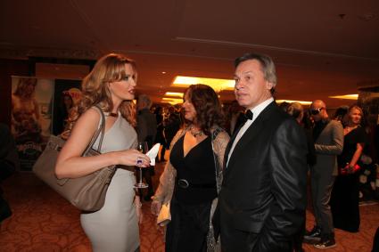 Lotte Hotel. Новогодняя вечеринка FASHION NEW YEAR 2011. На снимке: фотомодель, телеведущая Ольга Родионова (слева) и телеведущий Алексей Пушков с супругой