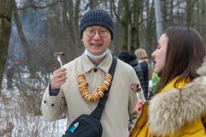 Санкт-Петербург. Народные гуляния `Шуми, Масленица!` в ЦПКиО им. С.М. Кирова.